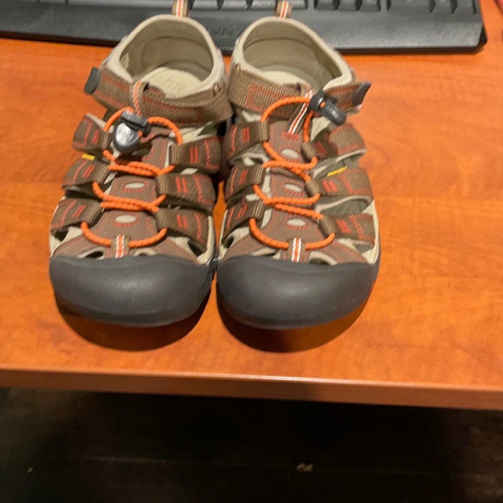 boy’s keen sandals